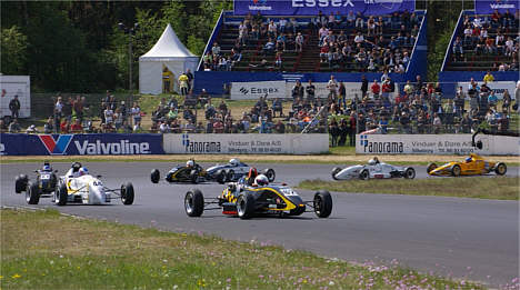 Efter få omgange ved Jyllands Ringens åbningsløb havde Kim L. Mortensen lagt sig i spidsen for Formel 1800 feltet.